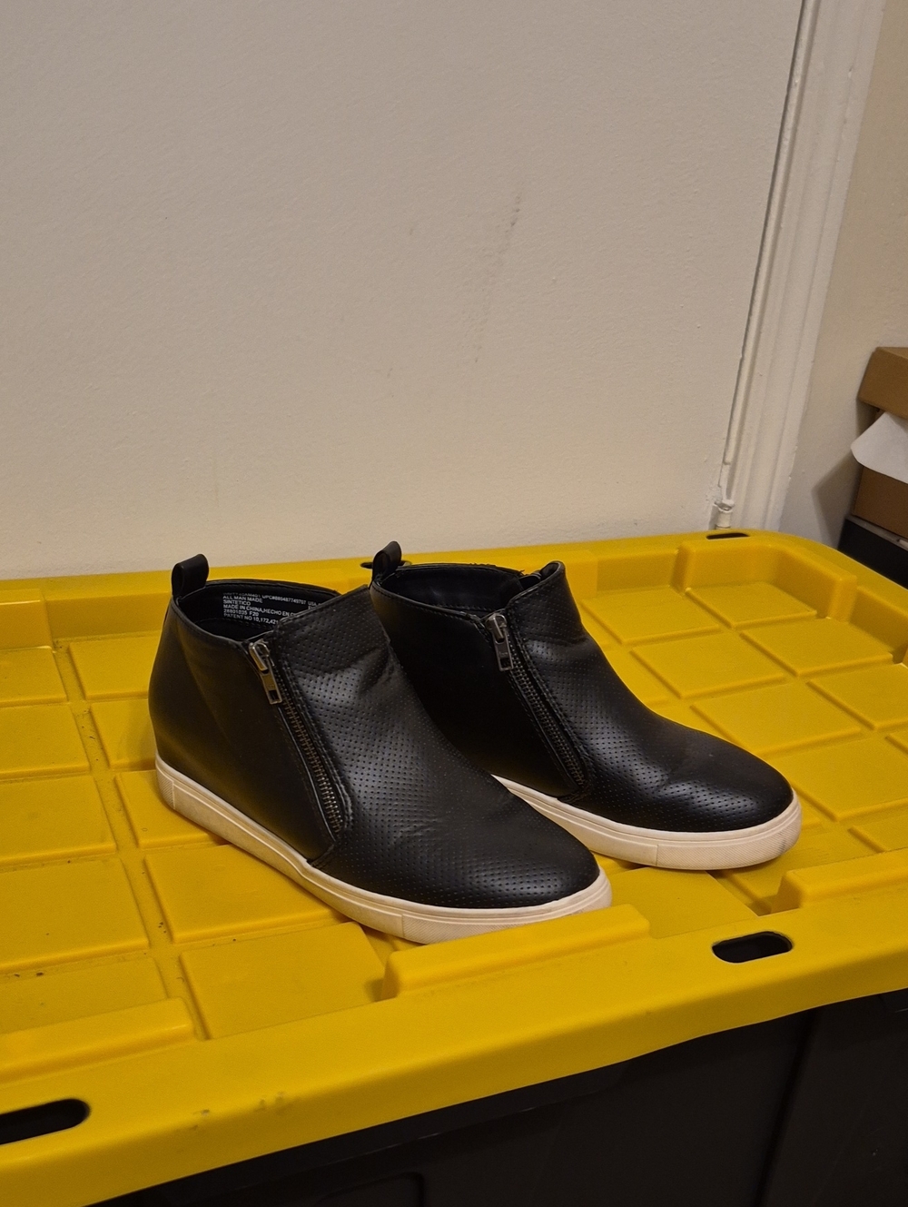 Men's Black Zip-Accent Casual Slip-On Sneakers